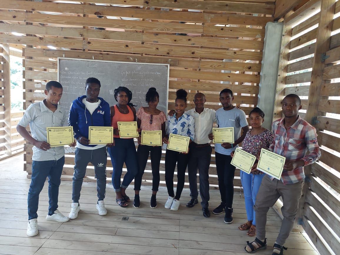 The First Class in the Reforestation Mentoring Program Receives Certificates